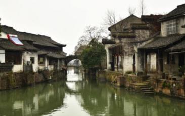 孙怡在沈阳参加活动真抗冻,抹胸裙秀魔鬼身材,直角肩美得不真实